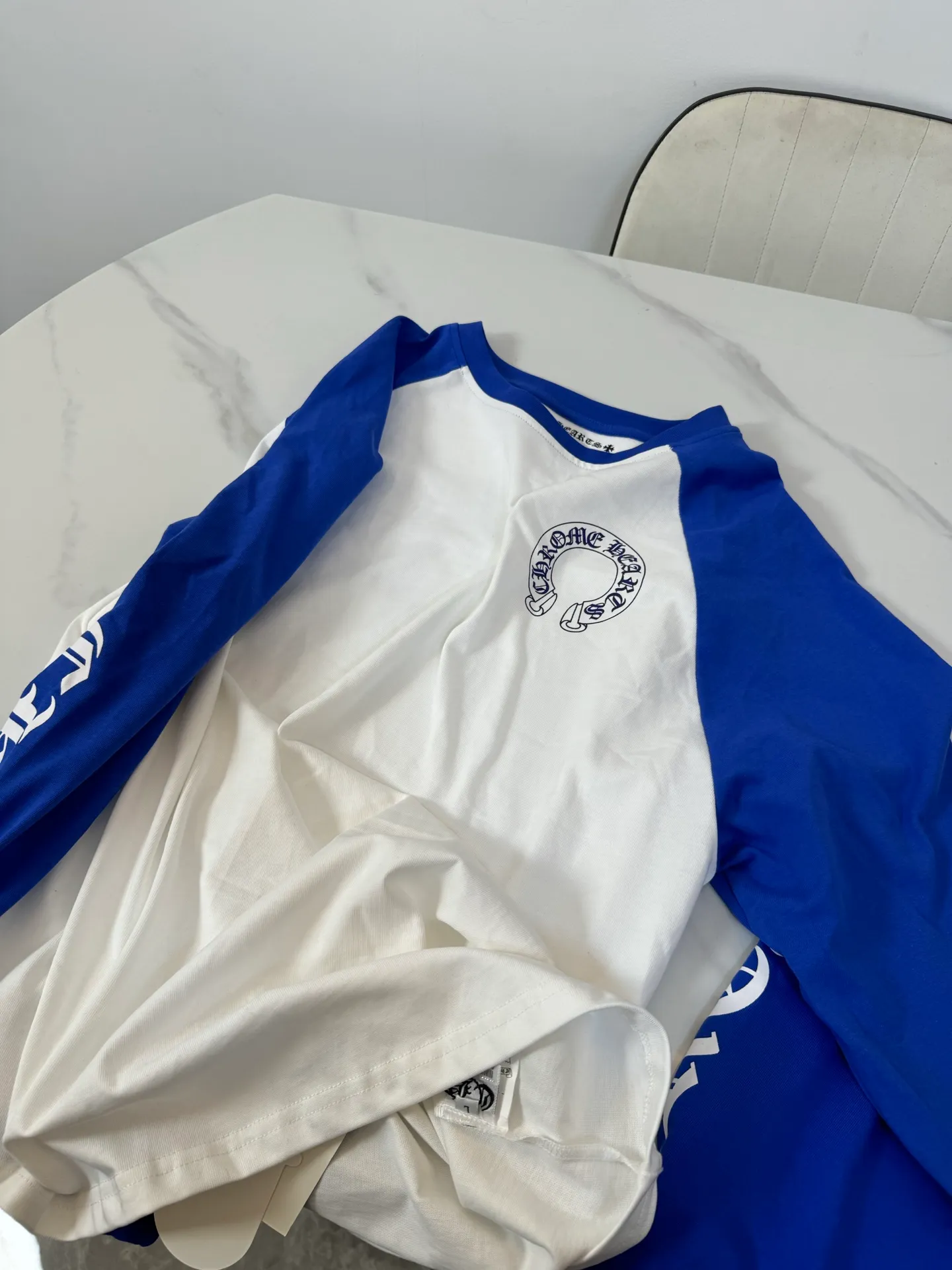 P130 Style No.: S105 Chrome Hearts/Chrome Hearts 23ss Sanskrit horseshoe splicing printed popular long-sleeved T-shirt 260g 70 pure cotton double yarn, skin-friendly, comfortable, soft and breathable. Matching threads, long-lasting washing without deformation. Color: White Black White Blue -Size: S M L XL